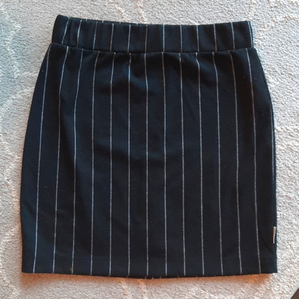Pinstripe elastic waist skirt - size small